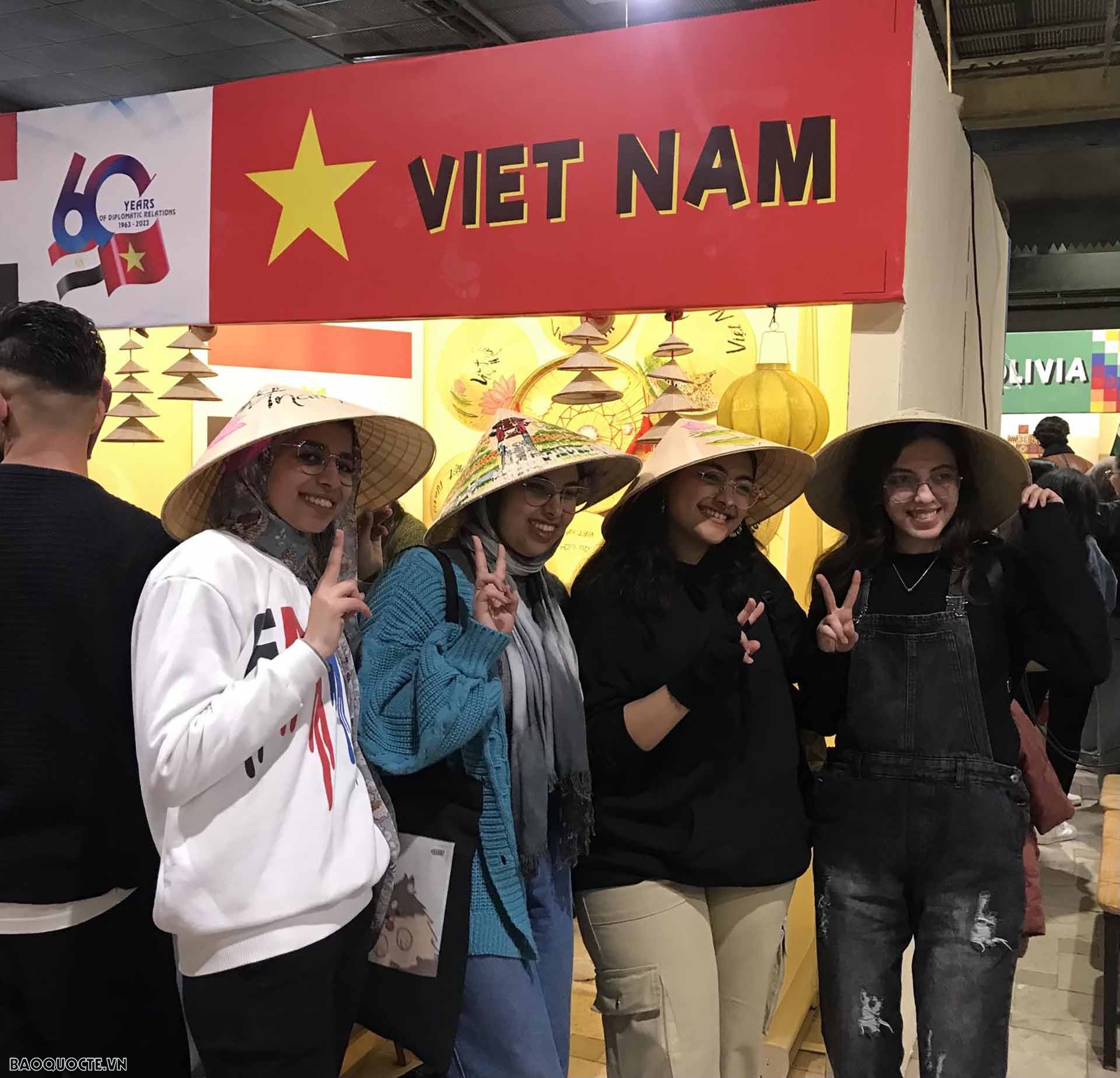 Đại sứ quán Việt Nam tại Ai Cập trưng bày nhiều ấn phẩm tuyên truyền, giới thiệu về lịch sử, văn hóa, đất nước và con người Việt Nam. Đại sứ quán Việt Nam tại Ai Cập trưng bày nhiều ấn phẩm tuyên truyền, giới thiệu về lịch sử, văn hóa, đất nước và con người Việt Nam.