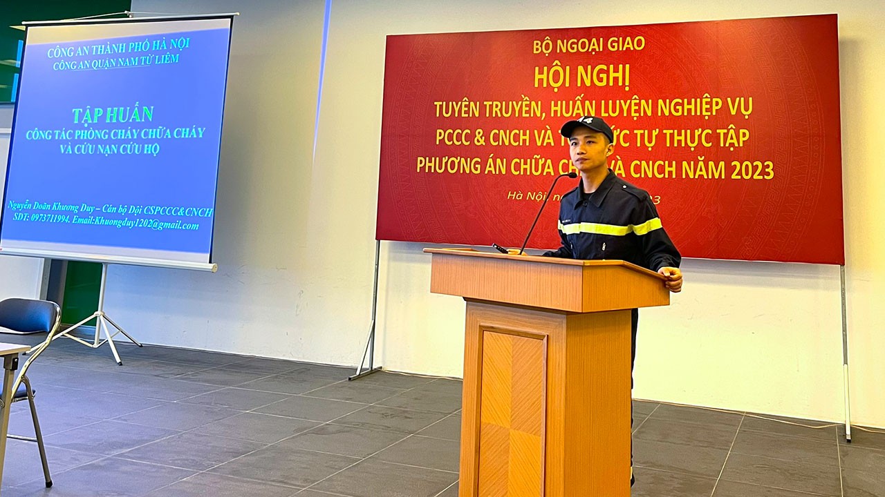 Ngày 24/2, Bộ Ngoại giao tổ chức buổi diễn tập, huấn luyện nghiệp vụ phòng cháy chữa cháy (PCCC) và cứu nạn cứu hộ (CNCH) tại chỗ cho cán bộ công chức, người lao động mà nòng cốt là Đội PCCC cơ sở và lực lượng bảo vệ tại cơ quan.