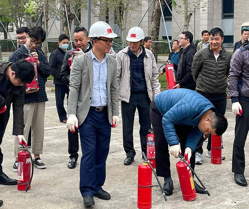 Các cán bộ Phòng Cảnh sát PCCC Công an thành phố Hà Nội cũng đã trao đổi những kỹ năng thoát hiểm và cách thức xử lý nhanh các tình huống có thể xảy ra; đặc biệt là các tình huống cứu, di chuyển và sơ cứu người bị nạn.