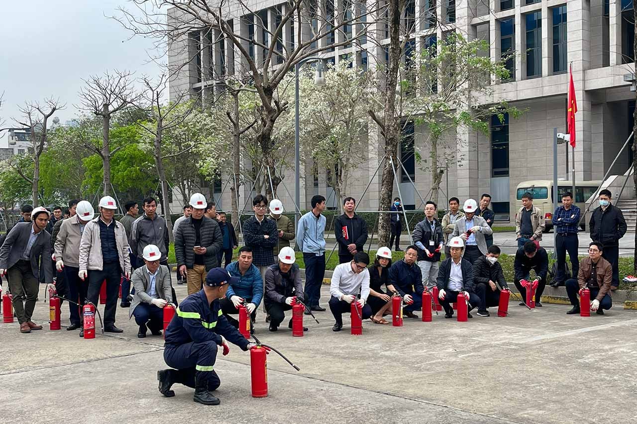 Dưới sự hướng dẫn của các cán bộ Phòng Cảnh sát PCCC, cán bộ công chức của đơn vị đã được thực hành sử dụng bình khí CO2 để dập tắt đám cháy.