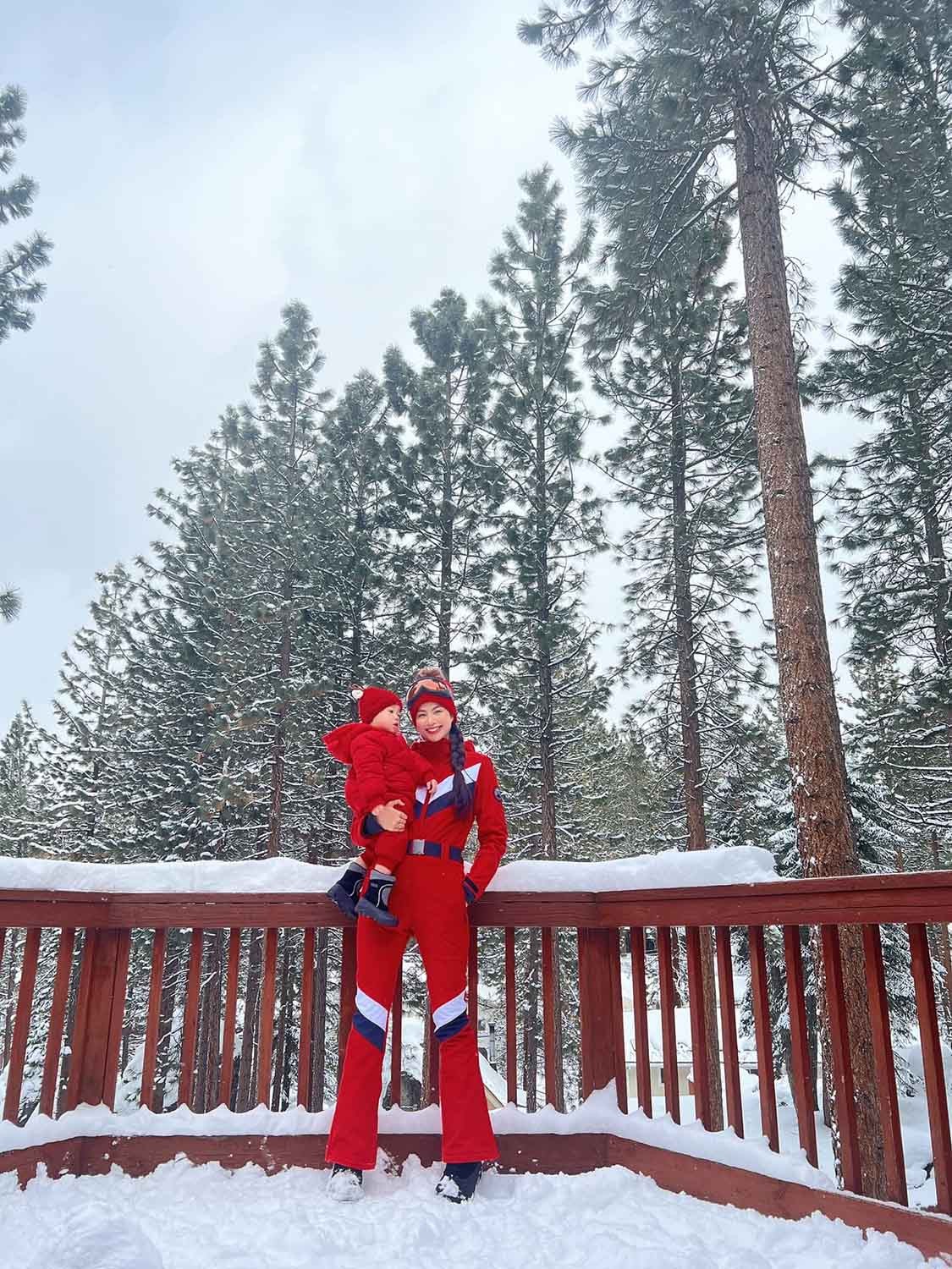 Hoa hậu Phạm Hương đưa các con đi chơi.