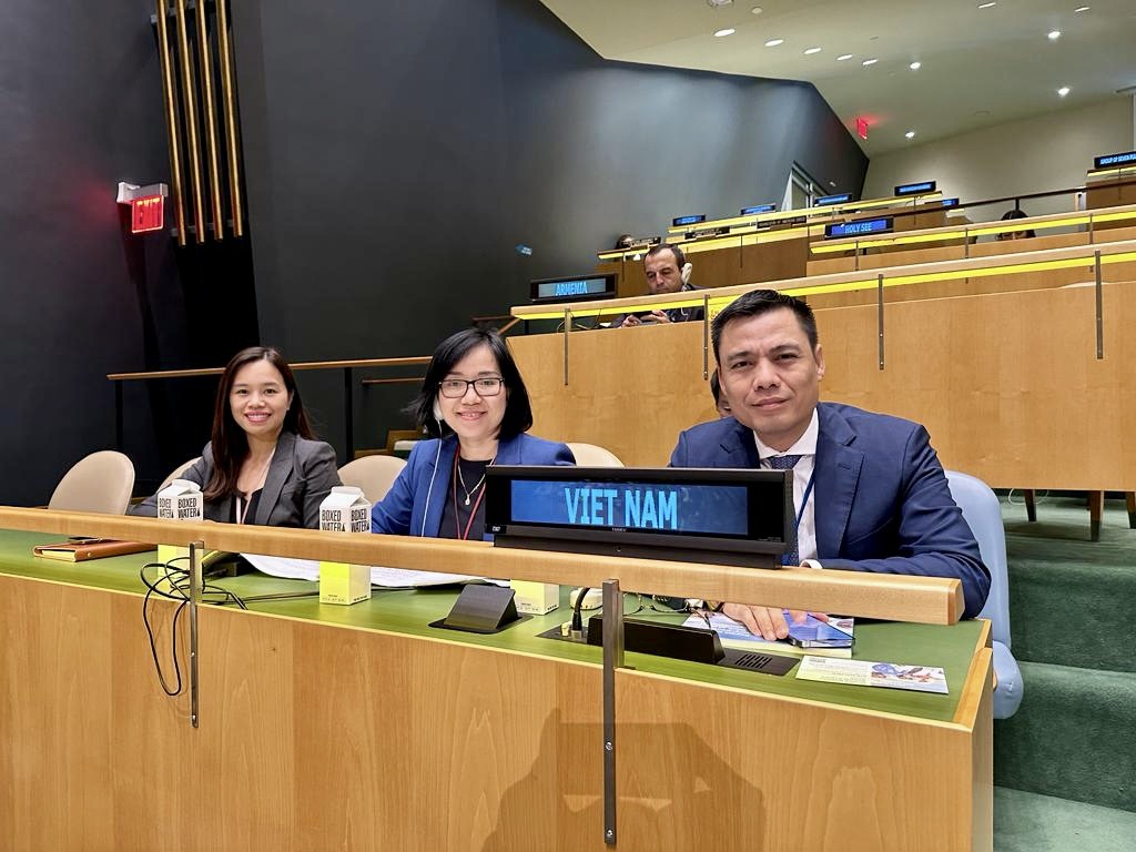 Đại sứ Đặng Hoàng Giang tại phiên họp Đại hội đồng Liên hợp quốc ngày 24/2. Đại sứ Đặng Hoàng Giang tại phiên họp Đại hội đồng Liên hợp quốc ngày 24/2.