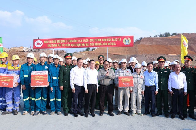 Thủ tướng tặng quà cán bộ, công nhân tại Dự án. Thủ tướng tặng quà cán bộ, công nhân tại Dự án.