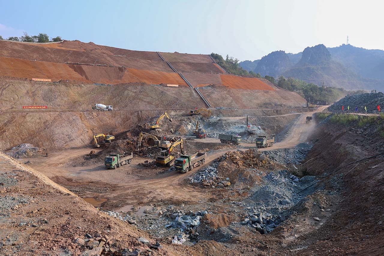 Tới nay, kết quả tính toán đánh giá và quan trắc liên tục cho thấy việc thi công công trình không ảnh hưởng đến các công trình hiện hữu. Tới nay, kết quả tính toán đánh giá và quan trắc liên tục cho thấy việc thi công công trình không ảnh hưởng đến các công trình hiện hữu.