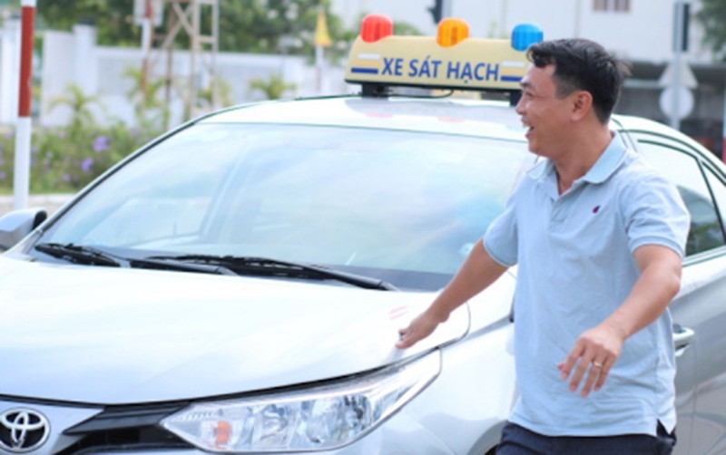 Anh Trí vui vẻ tập lái cùng thầy giáo có nhiều năm kinh nghiệm trong trong nghề Anh Trí vui vẻ tập lái cùng thầy giáo có nhiều năm kinh nghiệm trong trong nghề