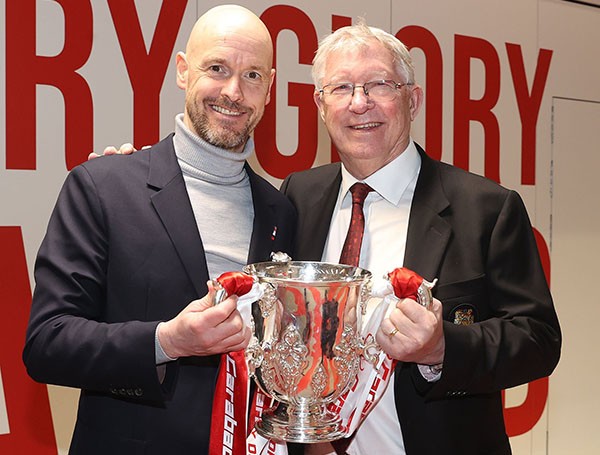 Video Sir Alex Ferguson đợi chúc mừng HLV Erik Ten Hag trong đường hầm Sir Alex Ferguson đợi chúc mừng HLV Ten Hag trong đường hầm