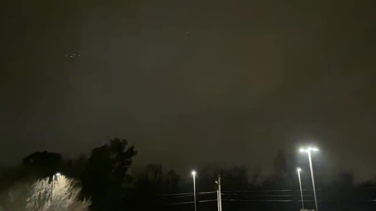 Mỹ: Lốc xoáy dữ dội gây nhiều thiệt hại và giao thông tê liệt ở nhiều nơi Mỹ: Lốc xoáy dữ dội gây nhiều thiệt hại và giao thông tê liệt ở nhiều nơi