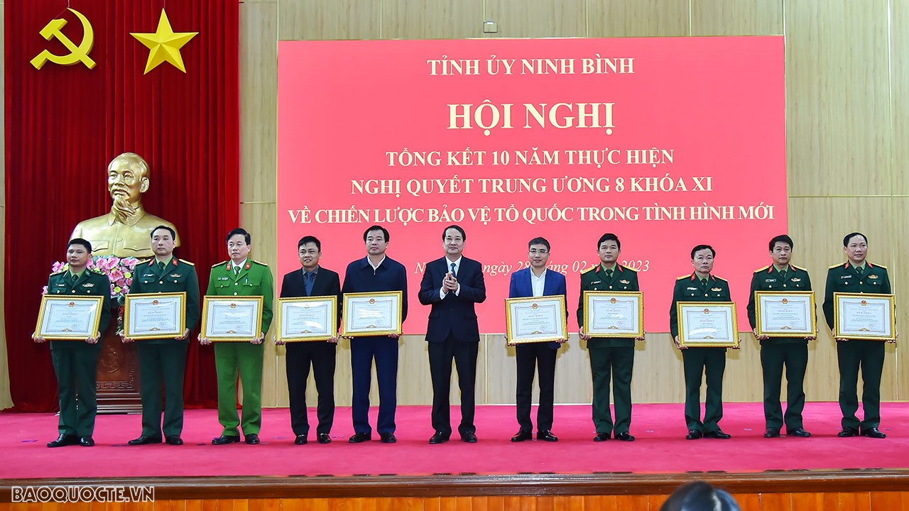 Đồng chí Mai Văn Tuất, Phó Bí thư Thường trực Tỉnh ủy, Chủ tịch HĐND tỉnh trao Bằng khen cho các tập thể có thành tích xuất sắc trong thực hiện Nghị quyết Trung ương 8 khóa XI. (Ảnh: Tuấn Anh)