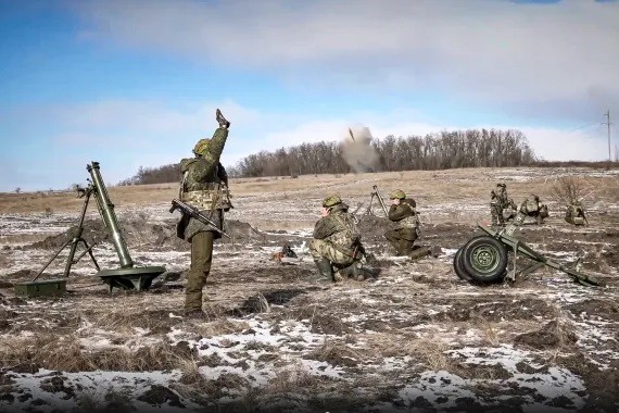 Tình hình Ukraine: Tổng thống Nga ra lệnh siết biên giới, Mỹ đánh giá xung đột, lo hệ quả từ viện trợ Kiev. (Nguồn: AP)