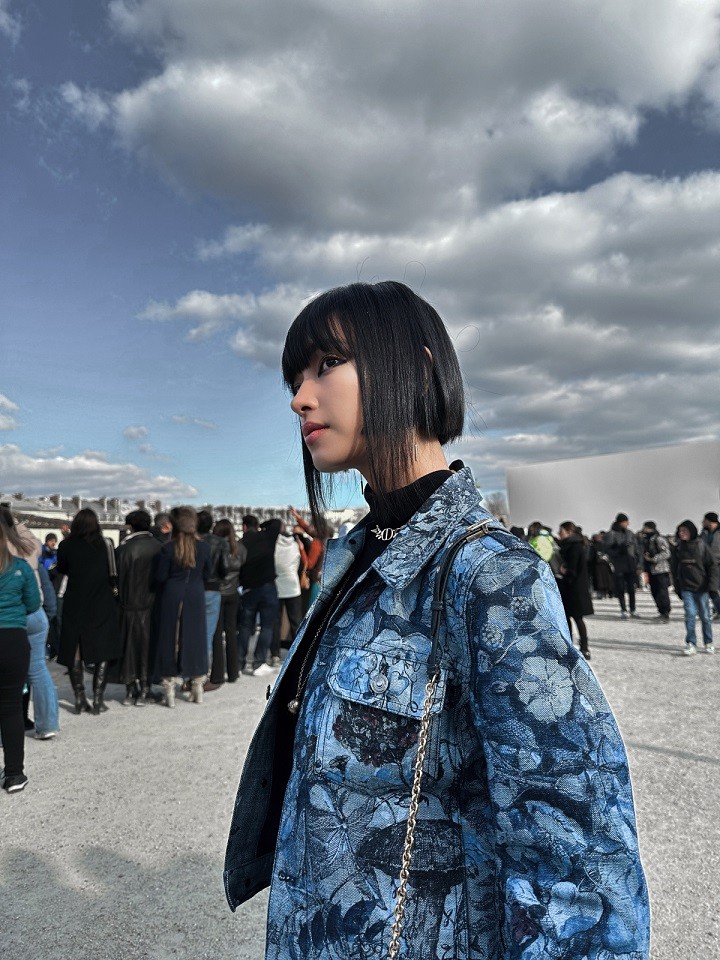 Để kết hợp cùng set đồ hơn 200 triệu đồng, Châu Bùi để tóc ngắn trẻ trung, tạo điểm nhấn vào đôi mắt được kẻ eyeliner nổi bật.