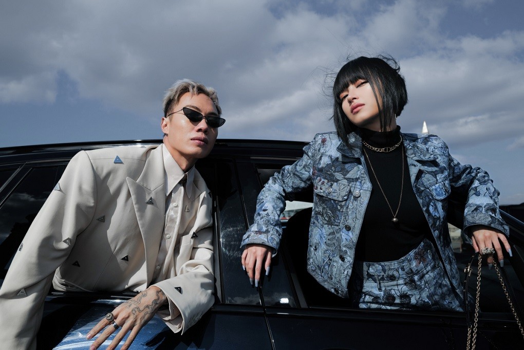 Alex Fox, Giám đốc sáng tạo của L'Officiel Việt Nam đồng hành cùng Châu Bùi trong show diễn lần này. Cả hai xuất hiện chung khung hình trong gam màu trang phục tương phản. 