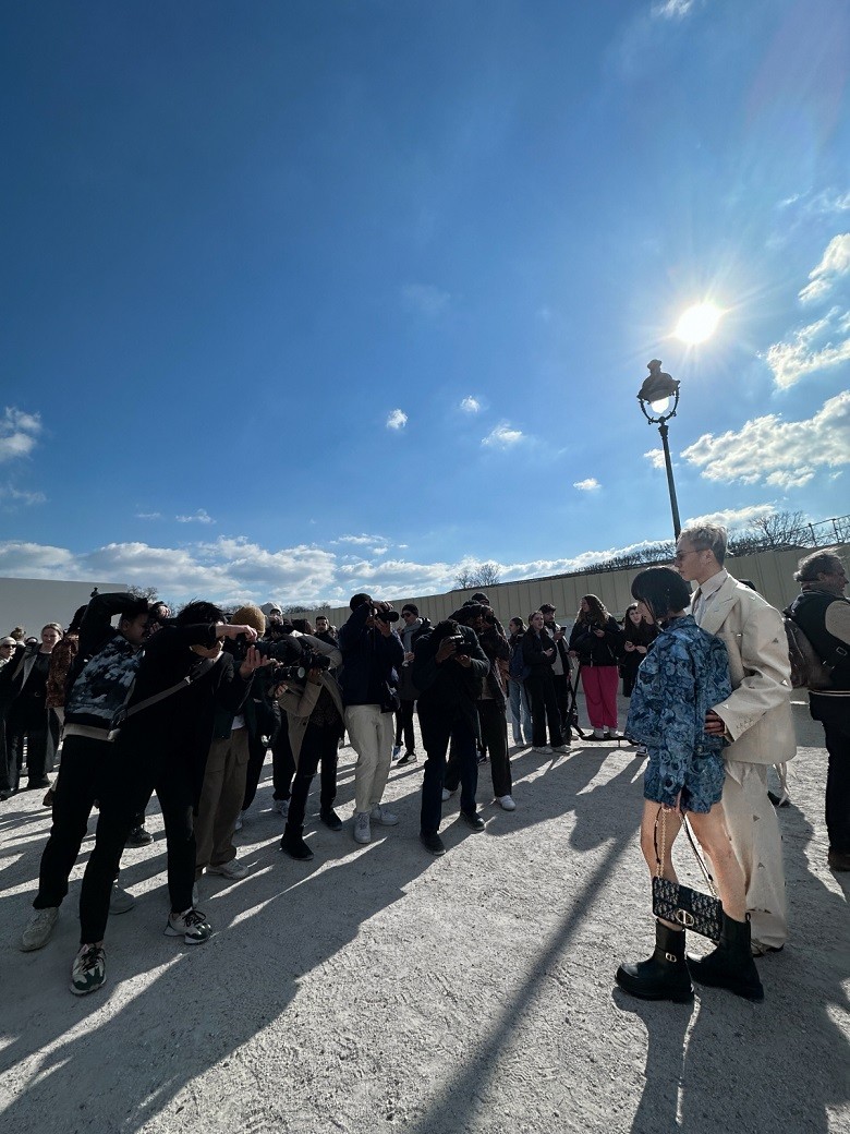 Cặp fashionista tạo nên những khoảnh khắc sánh vai thu hút nhiều ống kính nhiếp ảnh gia quốc tế.