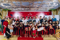 Cô giáo Violet Phạm và tình yêu dành cho trẻ em Việt Nam