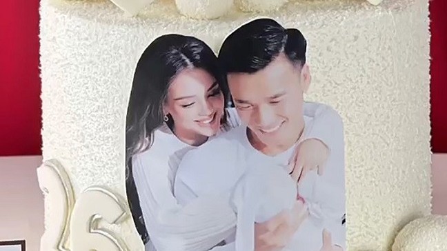 Thủ môn Bùi Tiến Dũng đón sinh nhật lãng mạn bên vợ người mẫu và con trai nhỏ
