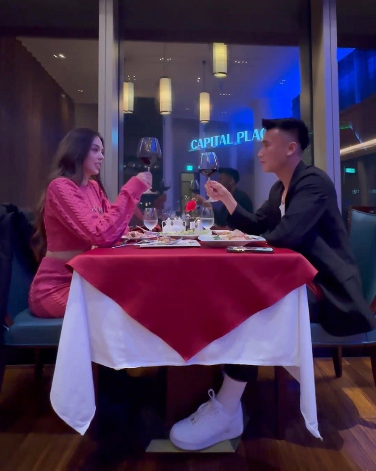 Thủ môn Bùi Tiến Dũng tròn 26 tuổi hôm 28/2. Thủ thành gốc Thanh Hóa đã trở lại tập luyện cùng CLB Công an Hà Nội nên Dianka cùng con trai bay từ TP. Hồ Chí Minh ra mừng sinh nhật anh. Vợ chồng Tiến Dũng cùng nhau thưởng thức bữa tối tại một nhà hàng trên cao.