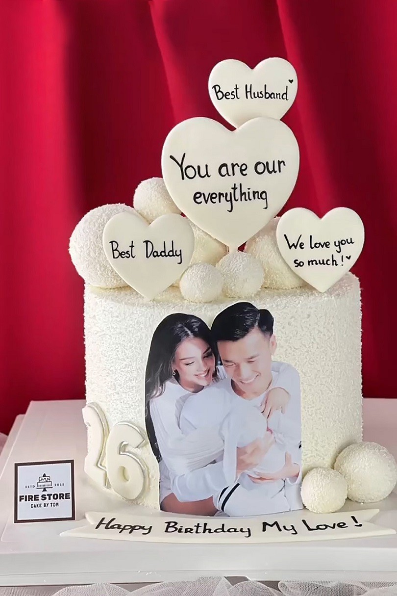 Thủ môn Bùi Tiến Dũng đón tuổi 26 bên vợ người mẫu và con trai nhỏ tại Hà Nội