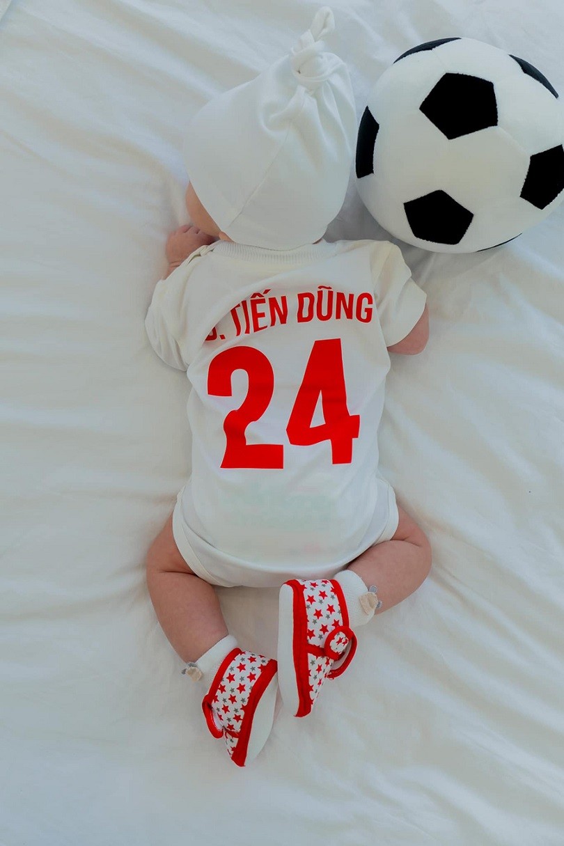 Thủ môn Bùi Tiến Dũng đón tuổi 26 bên vợ người mẫu và con trai nhỏ tại Hà Nội