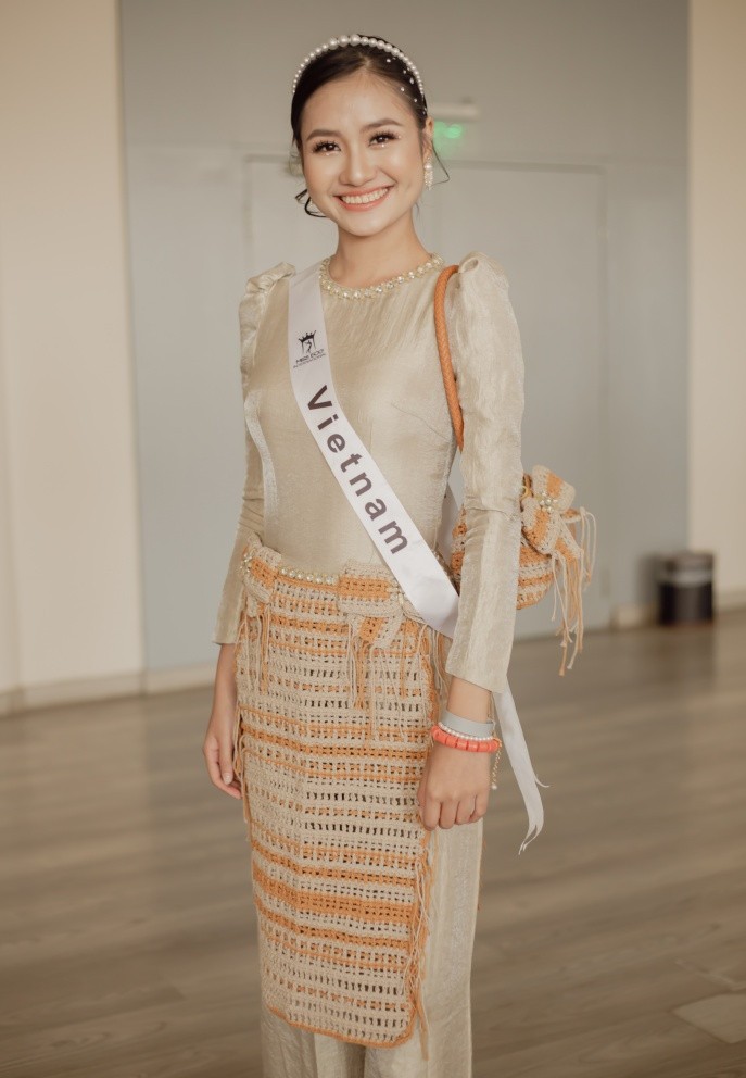 Hoa hậu Nguyễn Thanh Hà tặng nón lá các thi sinh Miss Eco International 2023