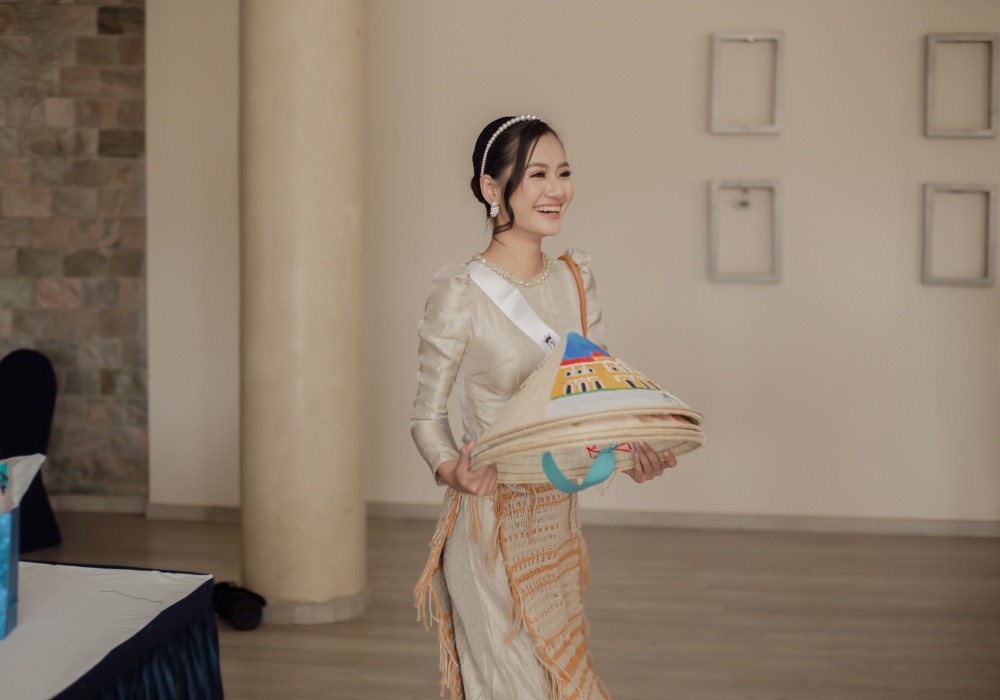 Hoa hậu Nguyễn Thanh Hà tặng nón lá các thi sinh Miss Eco International 2023