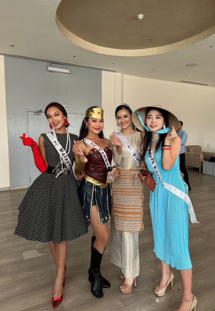 Hoa hậu Nguyễn Thanh Hà tặng nón lá các thi sinh Miss Eco International 2023