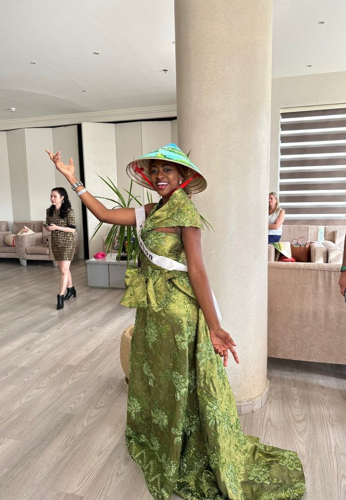 Hoa hậu Nguyễn Thanh Hà tặng nón lá các thi sinh Miss Eco International 2023