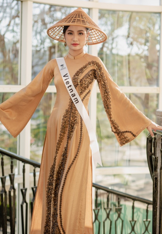 Hoa hậu Nguyễn Thanh Hà tặng nón lá các thi sinh Miss Eco International 2023