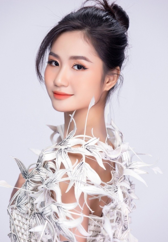 Hoa hậu Nguyễn Thanh Hà tặng nón lá các thi sinh Miss Eco International 2023