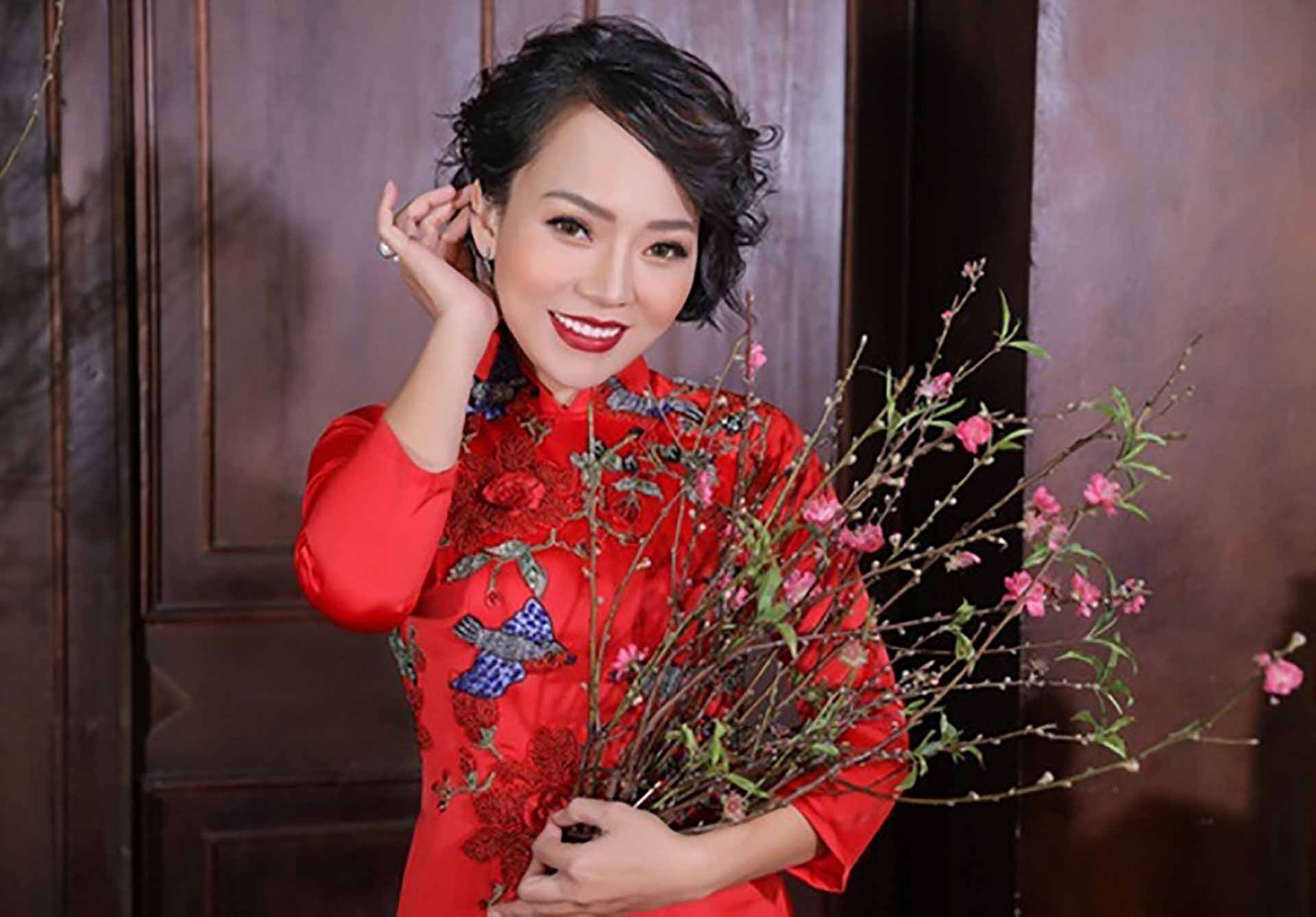 Ca sĩ Thái Thùy Linh trên sân khấu Chương trình Ơn nghĩa sinh thành. (Ảnh: An Nguyên)