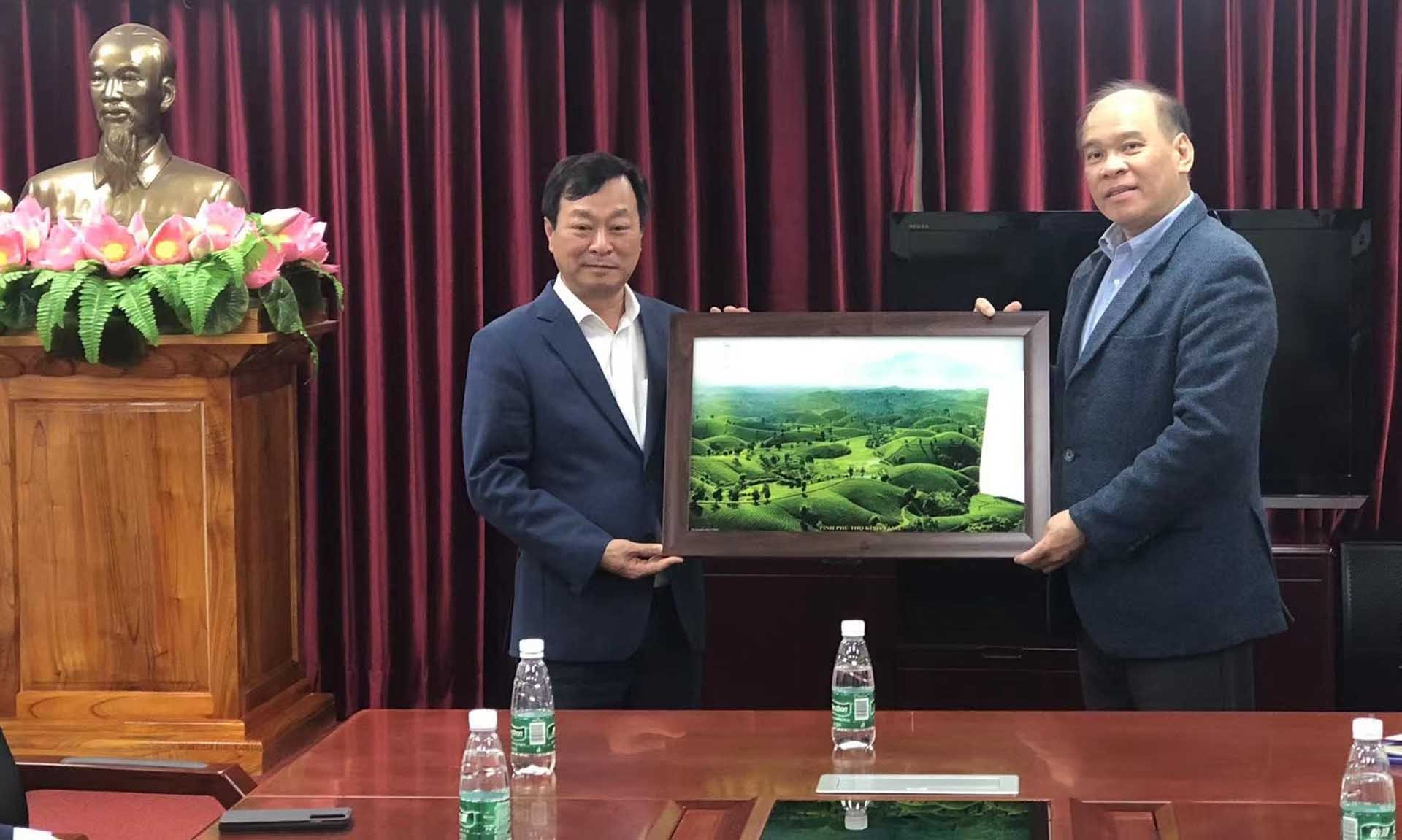 Chủ tịch Ủy ban nhân dân tỉnh Phú Thọ Bùi Văn Quang  tặng tranh lưu niệm cho Tổng Lãnh sự quán.