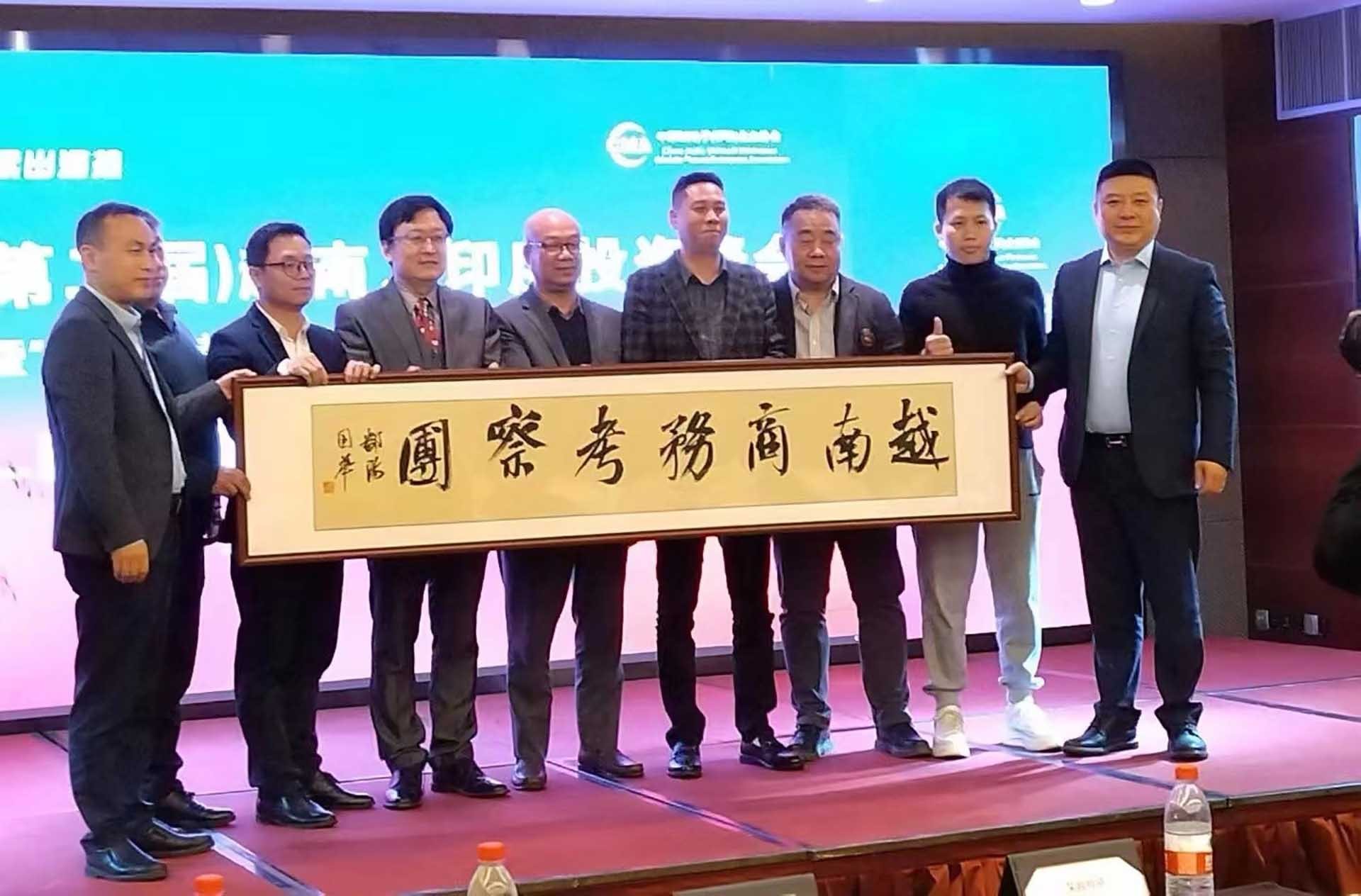 Đại diện Tổng lãnh sự quán tham dự lễ phát động. Đại diện Tổng lãnh sự quán tham dự lễ phát động.