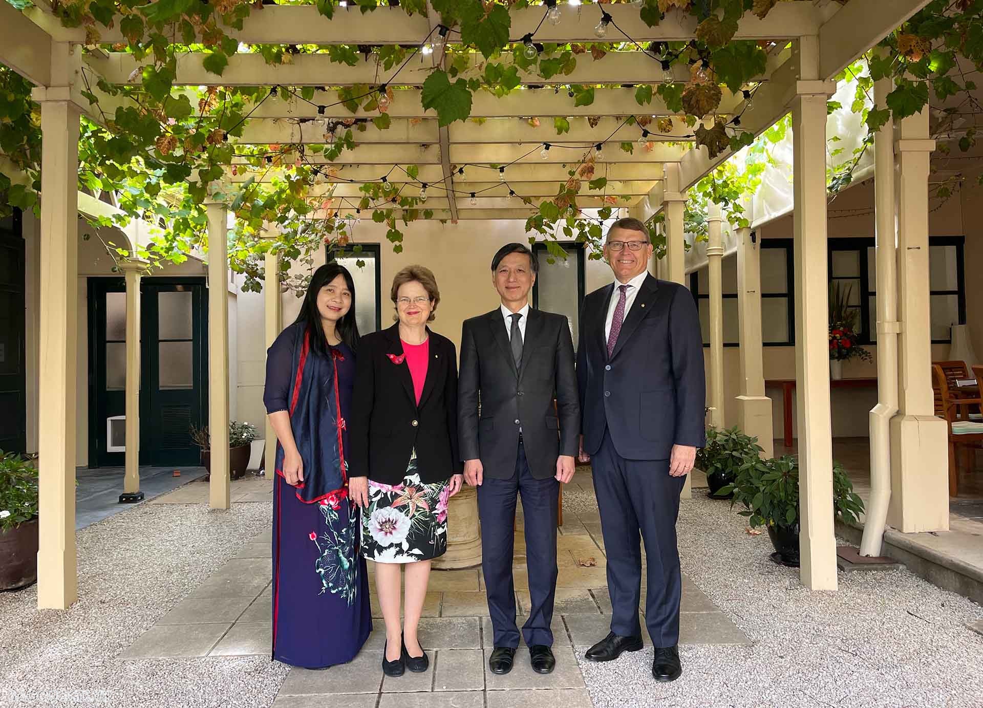 Đại sứ Nguyễn Tất Thành chào xã giao Thống đốc bang Nam Australia Frances Adamson. 