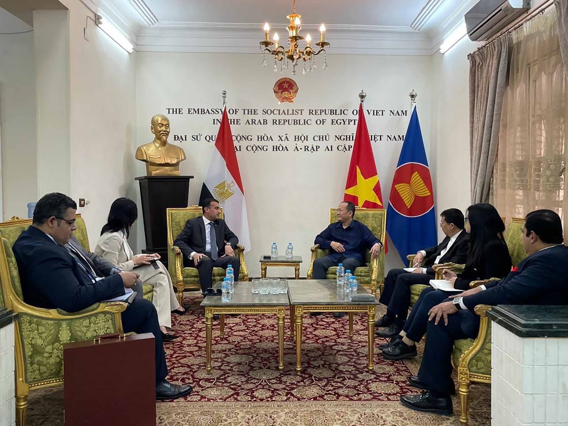 Đại sứ Nguyễn Huy Dũng tiếp ông Tarek El Kholy, Phó Chủ nhiệm Ủy ban đối ngoại Hạ viện Ai Cập.