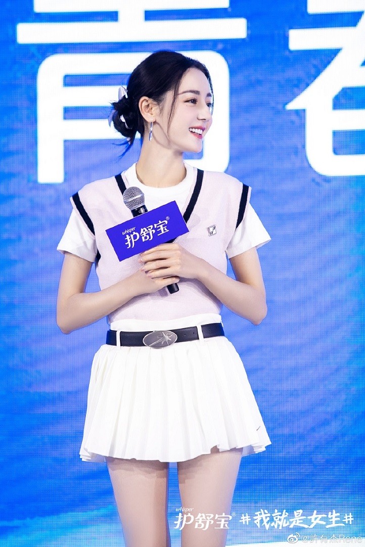 Địch Lệ Nhiệt Ba xuất hiện đẹp như búp bê sau thời gian 'vắng bóng'