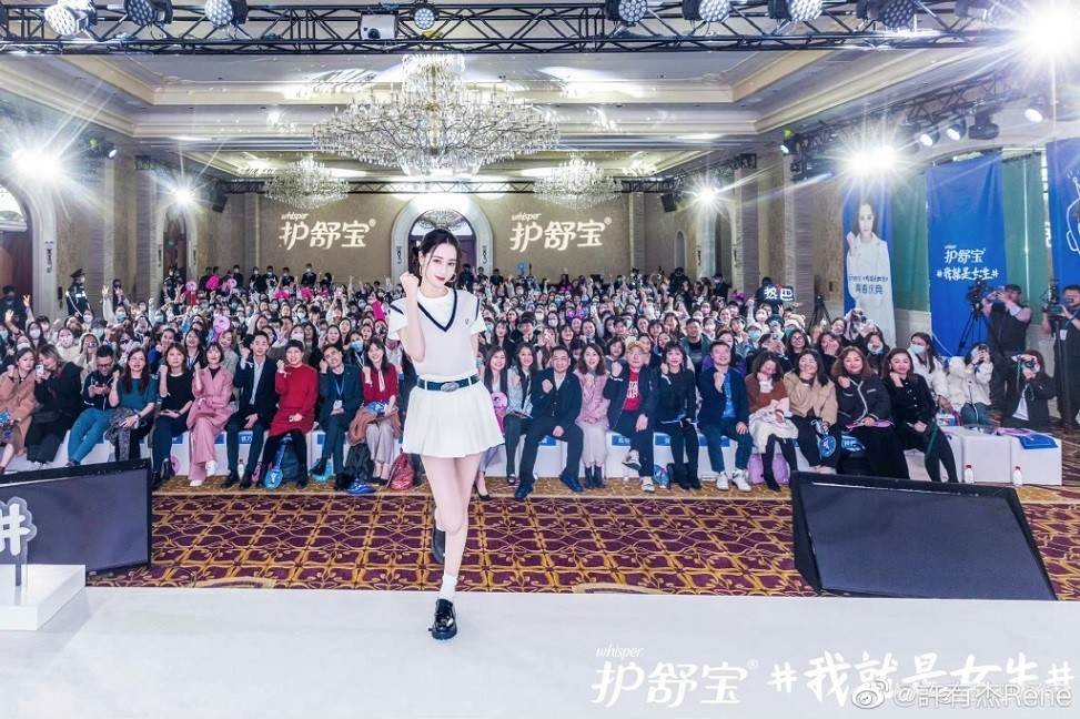 Địch Lệ Nhiệt Ba xuất hiện đẹp như búp bê sau thời gian 'vắng bóng'