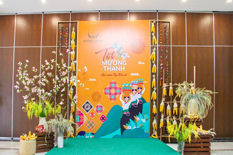 Hoa Ban luôn là chủ đề chính trong ngày Tết Mường Thanh tại các sảnh khách sạn