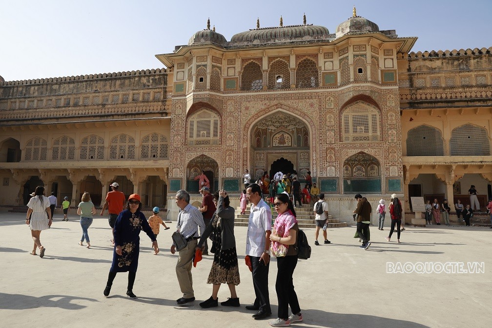 Du khách Việt và trải nghiệm cưỡi voi ngắm cảnh ở Ấn Độ