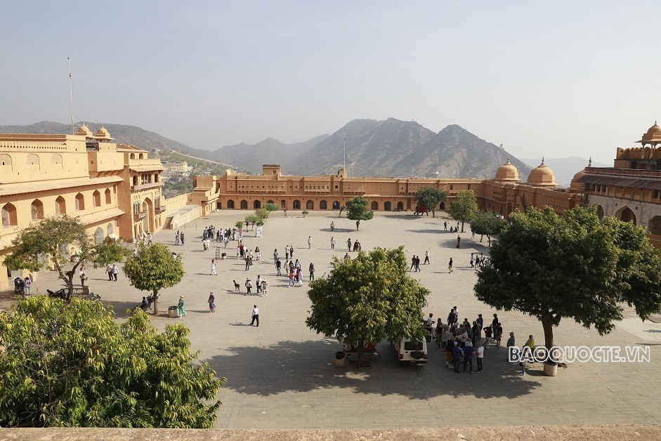 Du khách và trải nghiệm cưỡi voi ngắm cảnh ở Ấn Độ