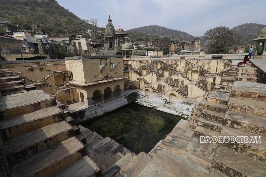 Du khách và trải nghiệm cưỡi voi ngắm cảnh ở Ấn Độ