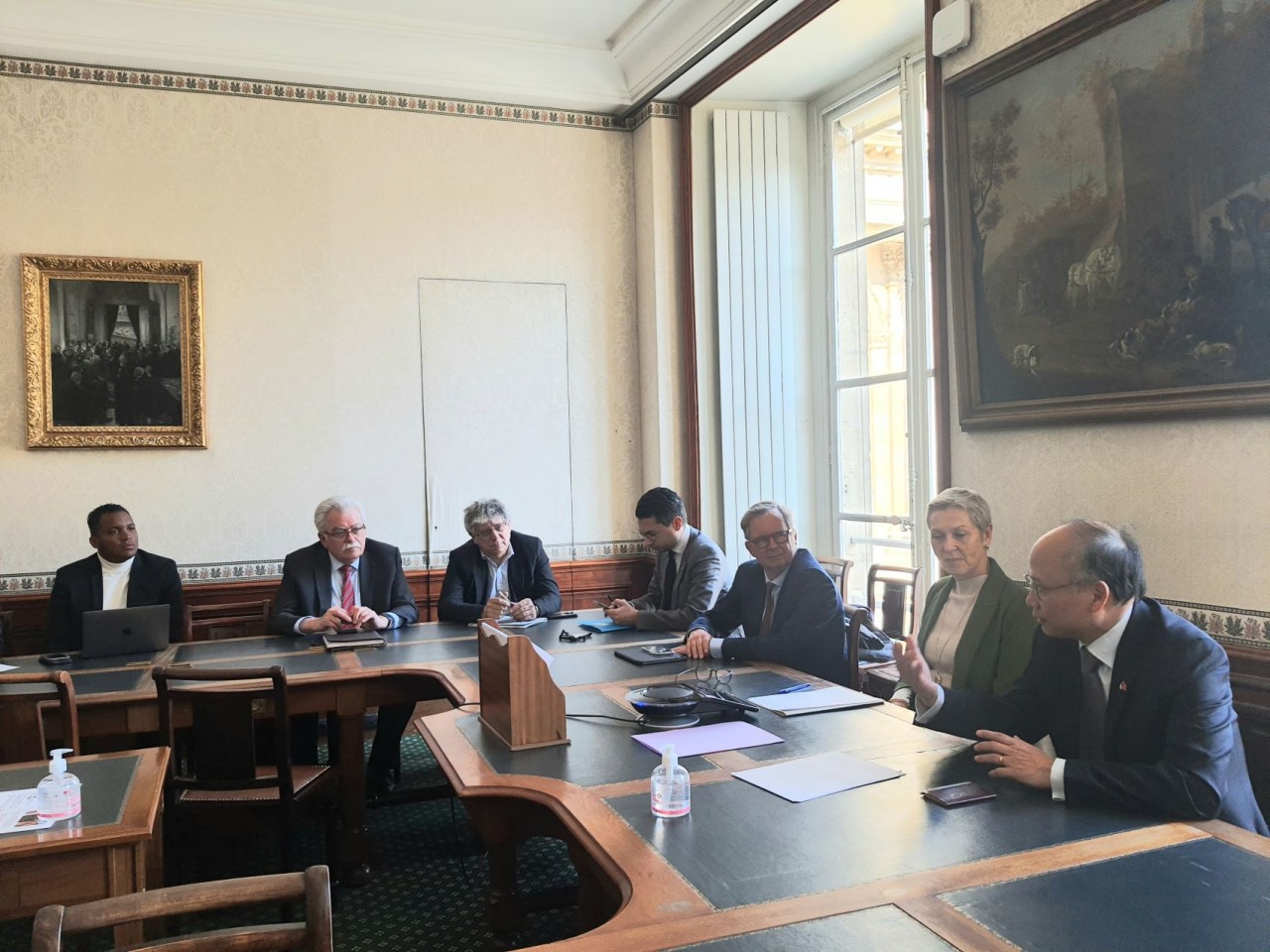 Đại sứ Đinh Toàn Thắng tham dự phiên họp ra mắt của Nhóm hữu nghị Pháp-Việt Nam.