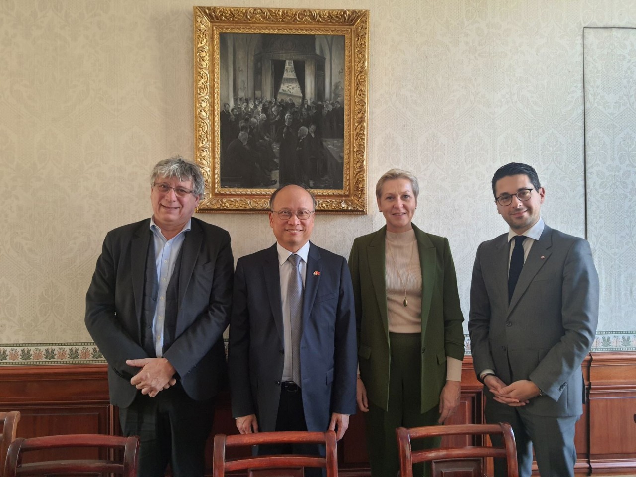 Đại sứ Đinh Toàn Thắng tham dự phiên họp ra mắt của Nhóm hữu nghị Pháp-Việt Nam.