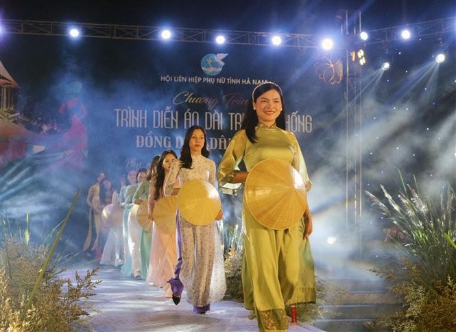 Duyên dáng phụ nữ Hà Nam 2023. Hình ảnh phụ nữ Hà Nam trình diễn áo dài truyền thống. (Nguồn: TTXVN)