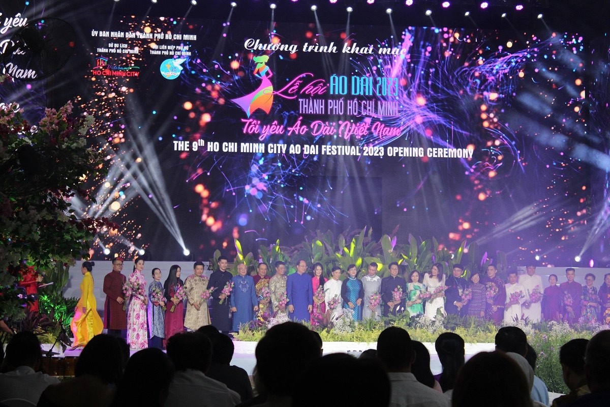 Các lãnh đạo và đại biểu chụp ảnh lưu niệm. (Nguồn: TITC) Các lãnh đạo và đại biểu chụp ảnh lưu niệm. (Nguồn: TITC)