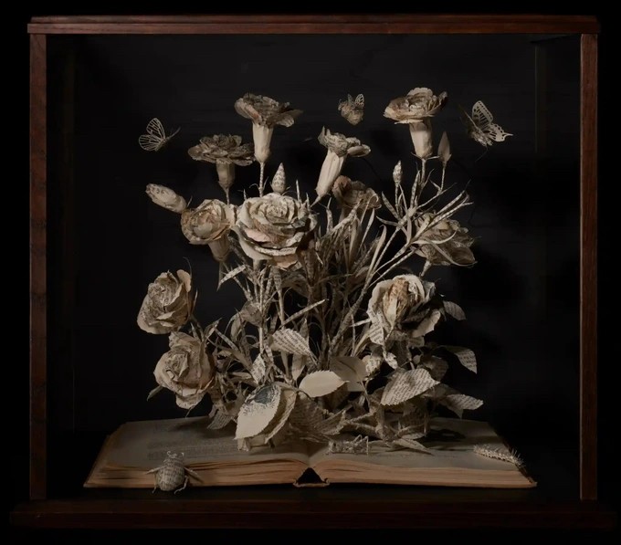 Vẻ đẹp tinh tế của những tác phẩm tạo thành từ sách cũ