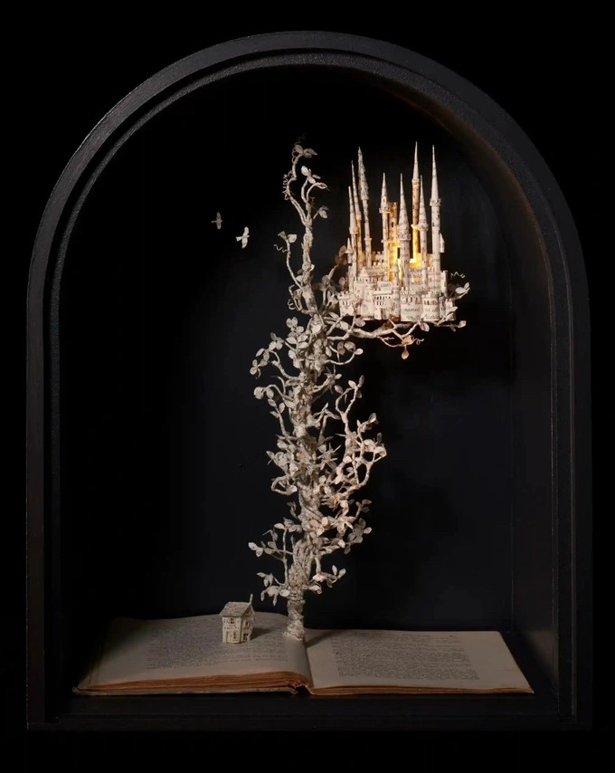 Vẻ đẹp tinh tế của những tác phẩm tạo thành từ sách cũ