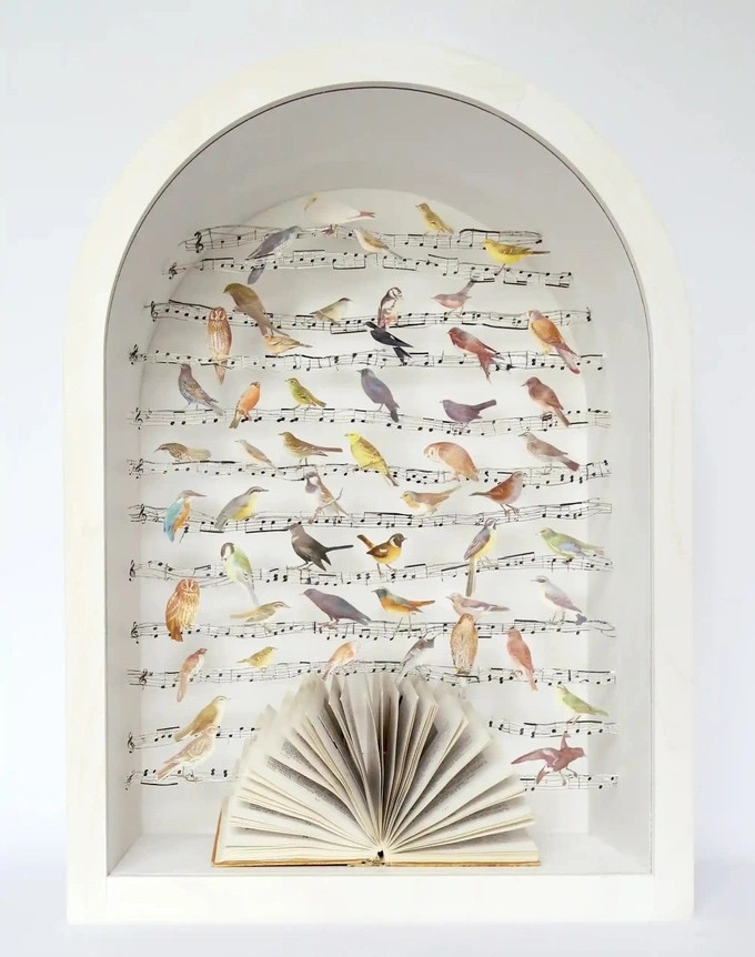 Vẻ đẹp tinh tế của những tác phẩm tạo thành từ sách cũ