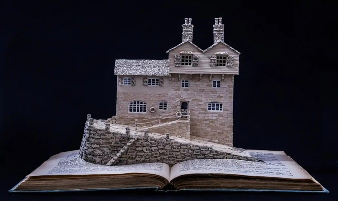 Vẻ đẹp tinh tế của những tác phẩm tạo thành từ sách cũ