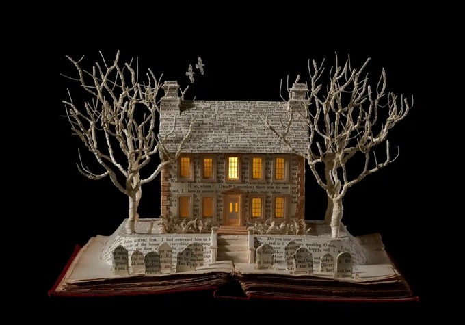Vẻ đẹp tinh tế của những tác phẩm tạo thành từ sách cũ