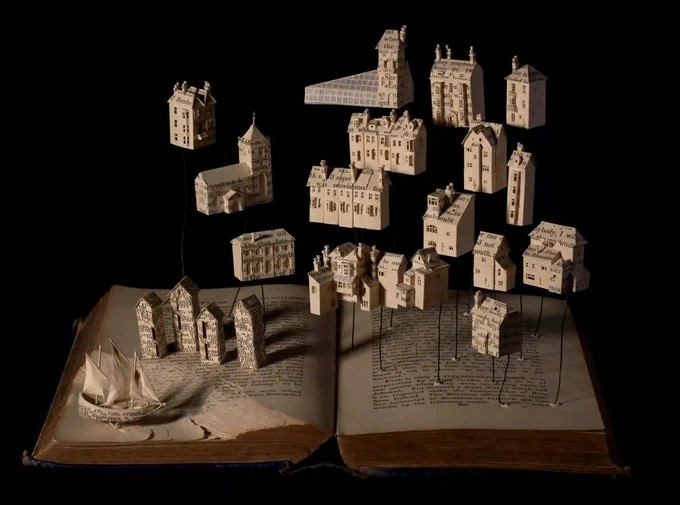 Vẻ đẹp tinh tế của những tác phẩm tạo thành từ sách cũ