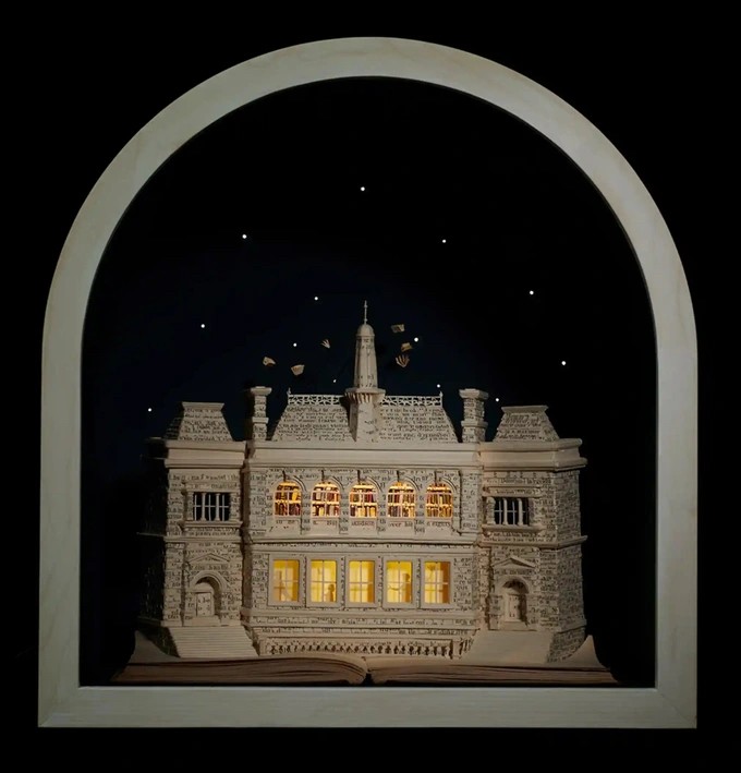 Vẻ đẹp tinh tế của những tác phẩm tạo thành từ sách cũ