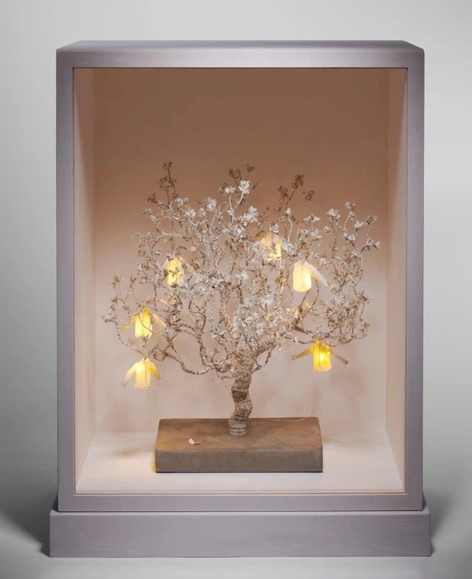 Vẻ đẹp tinh tế của những tác phẩm tạo thành từ sách cũ